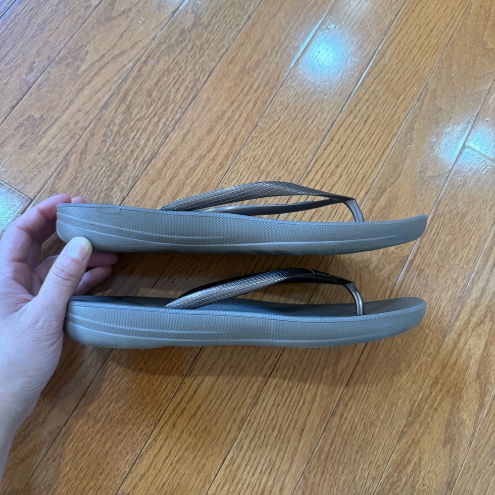 FitFlop Gray Black Thong Sandals - Picture 3 of 8
